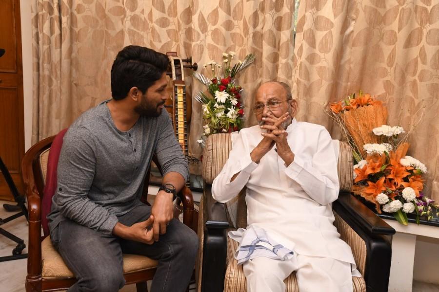 South Indian actor Allu Arjun meets K Viswanath. Allu Arjun meets K Viswanath,Allu Arjun,K Viswanath,actor Allu Arjun,Allu Arjun pics,Allu Arjun images,Allu Arjun stills,Allu Arjun pictures,Allu Arjun photos