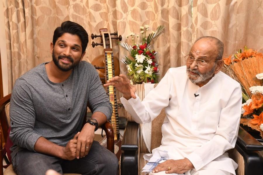 South Indian actor Allu Arjun meets K Viswanath. Allu Arjun meets K Viswanath,Allu Arjun,K Viswanath,actor Allu Arjun,Allu Arjun pics,Allu Arjun images,Allu Arjun stills,Allu Arjun pictures,Allu Arjun photos