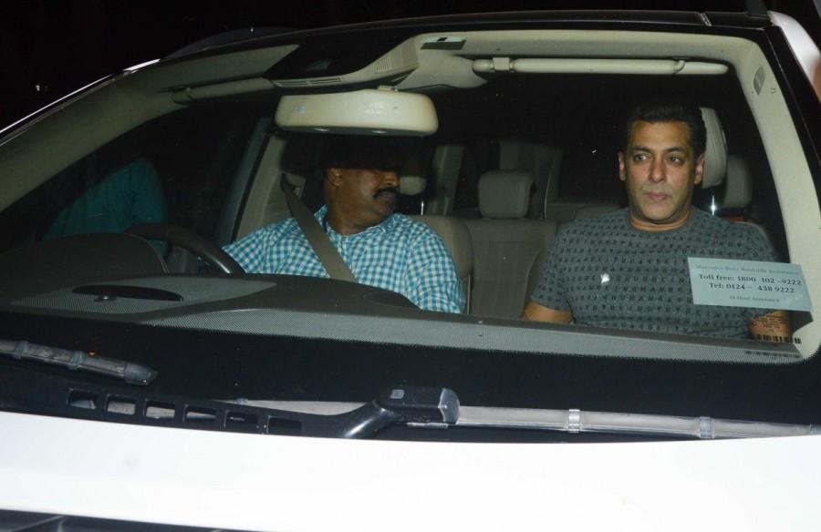 Bollywood actor Salman Khan and Tubelight director Kabir Khan strike a pose for the paps. Salman Khan,Kabir Khan,Salman Khan and Kabir Khan,Tubelight Salman Khan,Salman Khan Tubelight,Salman Khan new pics,Salman Khan new images,Salman Khan new stills,Salman Khan new pictures,Salman Khan new photos