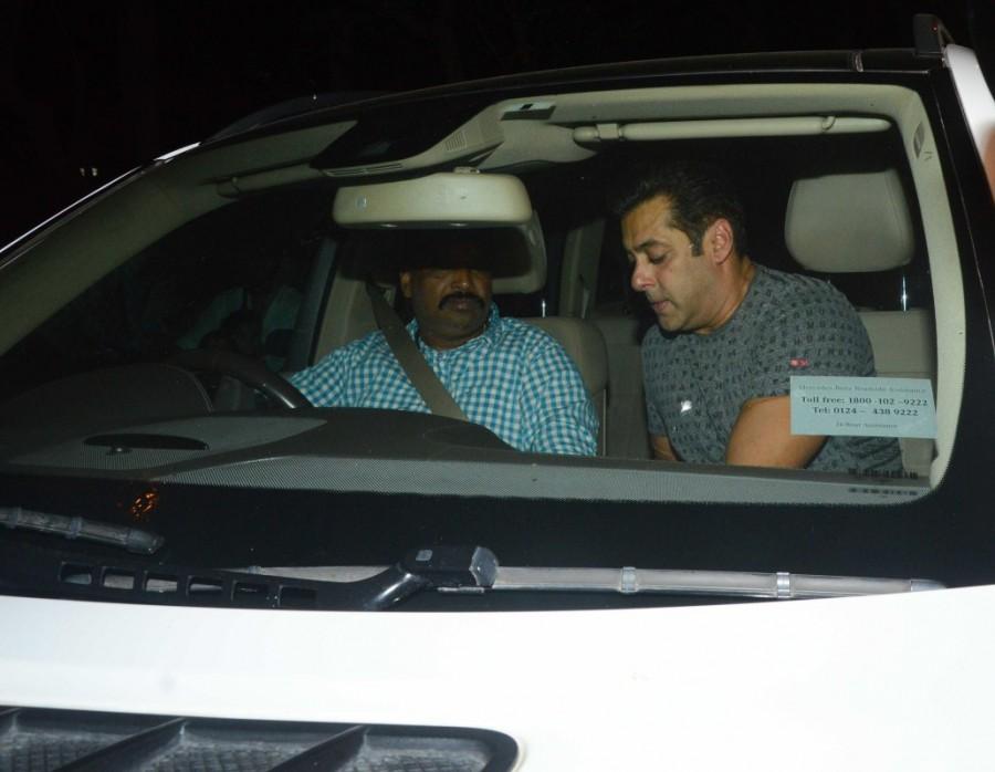 Bollywood actor Salman Khan and Tubelight director Kabir Khan strike a pose for the paps. Salman Khan,Kabir Khan,Salman Khan and Kabir Khan,Tubelight Salman Khan,Salman Khan Tubelight,Salman Khan new pics,Salman Khan new images,Salman Khan new stills,Salman Khan new pictures,Salman Khan new photos