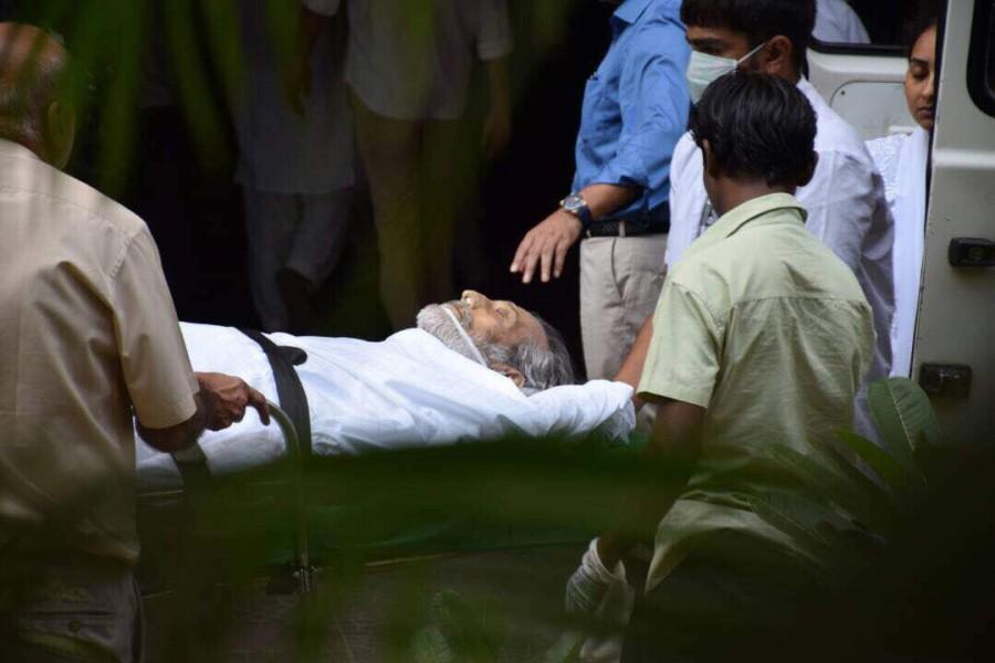 Veteran Bollywood actor-turned-politician and former union Minister Vinod Khanna died here on Thursday morning after a prolonged illness, a family friend said. He was 70. Khanna was hospitalized over a month ago for cancer but the family then remained tight-lipped. Khanna is survived by his former wife Geetanjali and their sons Akshaye and Rahul, who are now actors, and his present wife Kavita and son Sakshi and daughter Shraddha. The senior Khanna was admitted to Sir H.N. Reliance Foundation Hospital in the first week of April. Veteran actor Vinod Khanna,Vinod Khanna,vinod khanna died,vinod khanna death,Vinod Khanna passes asway,Vinod Khanna passed away