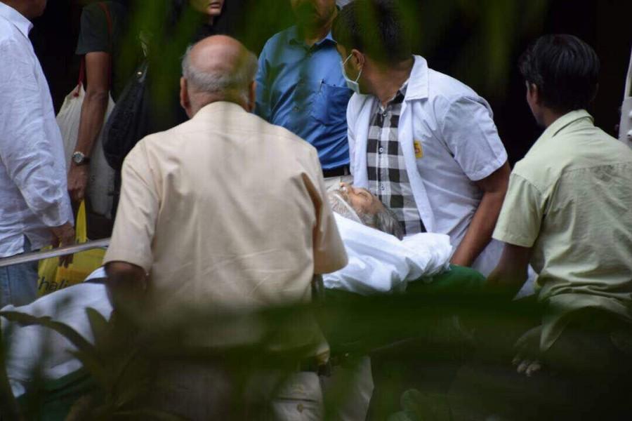 In a brief statement, the hospital said Khanna breathed his last at 11.20 a.m. due to advanced bladder carcinoma. The actor was the Bharatiya Janata Party (BJP) member of the Lok Sabha from Gurdaspur in Punjab. He was into his fourth term as MP from the seat. Starting his career with minor roles in 1969, the actor built up a hugely successful career. He featured in some of the biggest Bollywood hits like "Mere Apne", "Insaaf", "Parvarish", "Muqaddar Ka Siqandar", "Qurbani", "Dayavaan", "Mera Gaon Mera Desh", "The Burning Train" and "Amar Akbar Anthony". Veteran actor Vinod Khanna,Vinod Khanna,vinod khanna died,vinod khanna death,Vinod Khanna passes asway,Vinod Khanna passed away