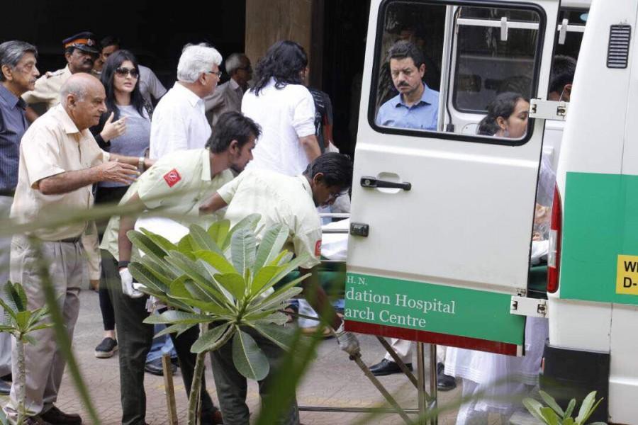 Born in Peshawar (now in Pakistan) into a business family, he attended St. Mary's School in Mumbai and St. Xaviers High School and Delhi Public School in Delhi and later the Barnes School, Nashik. He graduated in B.Com from Mumbai's Sydenham College. The Bollywood bug bit the young Khanna after watching the Dilip Kumar-Madhubala epic "Mughal-E-Azam" and the Dev Anand-Waheeda Rehman starrer "Solva Saal". Veteran actor Vinod Khanna,Vinod Khanna,vinod khanna died,vinod khanna death,Vinod Khanna passes asway,Vinod Khanna passed away