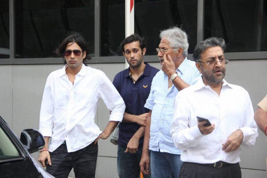 Initially, he started in small roles and grew to playing mostly villains opposite some of the biggest names of that era before seamlessly graduating to lead characters. At the height of his career, Khanna suddenly took 'sanyas' in 1982 to become a disciple of Bhagwan Rajneesh, the founder of Osho, and lived in Pune for five years. Veteran actor Vinod Khanna,Vinod Khanna,vinod khanna died,vinod khanna death,Vinod Khanna passes asway,Vinod Khanna passed away