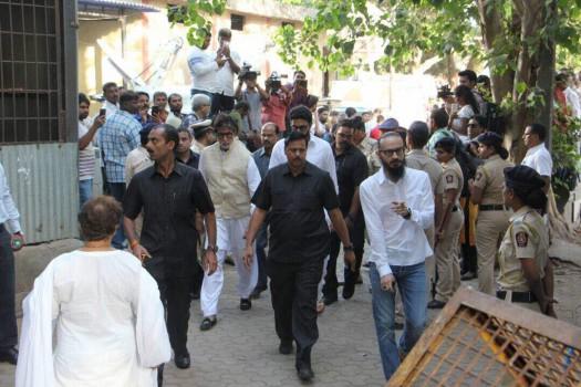 Abhishek Bachchan, Amitabh Bachchan pay last respect to Vinod Khanna.