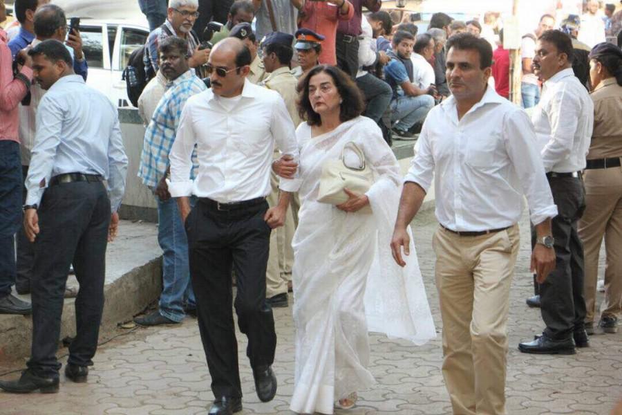 Akshay Khanna with Geetanjali (Vinod Khanna's First wife) Vinod Khanna,Abhishek Bachchan,Amitabh Bachchan,Randeep Hooda,Geetanjali,Akshay Khanna,vinod khanna funeral,vinod khanna funeral pics,vinod khanna funeral images,vinod khanna funeral stills,vinod khanna funeral pictures
