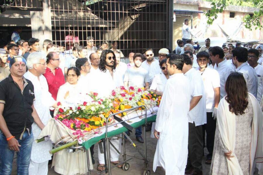 Celebs pays last respect to Vinod Khanna. Vinod Khanna,Abhishek Bachchan,Amitabh Bachchan,Randeep Hooda,Geetanjali,Akshay Khanna,vinod khanna funeral,vinod khanna funeral pics,vinod khanna funeral images,vinod khanna funeral stills,vinod khanna funeral pictures