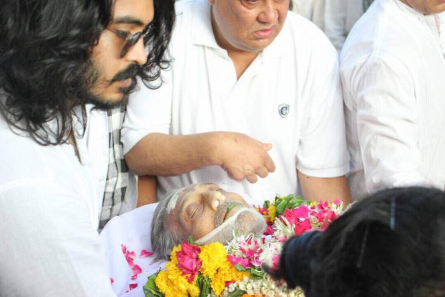 Celebs pays last respect to Vinod Khanna. Vinod Khanna,Abhishek Bachchan,Amitabh Bachchan,Randeep Hooda,Geetanjali,Akshay Khanna,vinod khanna funeral,vinod khanna funeral pics,vinod khanna funeral images,vinod khanna funeral stills,vinod khanna funeral pictures
