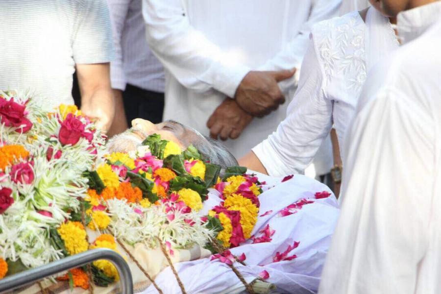 Celebs pays last respect to Vinod Khanna. Vinod Khanna,Abhishek Bachchan,Amitabh Bachchan,Randeep Hooda,Geetanjali,Akshay Khanna,vinod khanna funeral,vinod khanna funeral pics,vinod khanna funeral images,vinod khanna funeral stills,vinod khanna funeral pictures