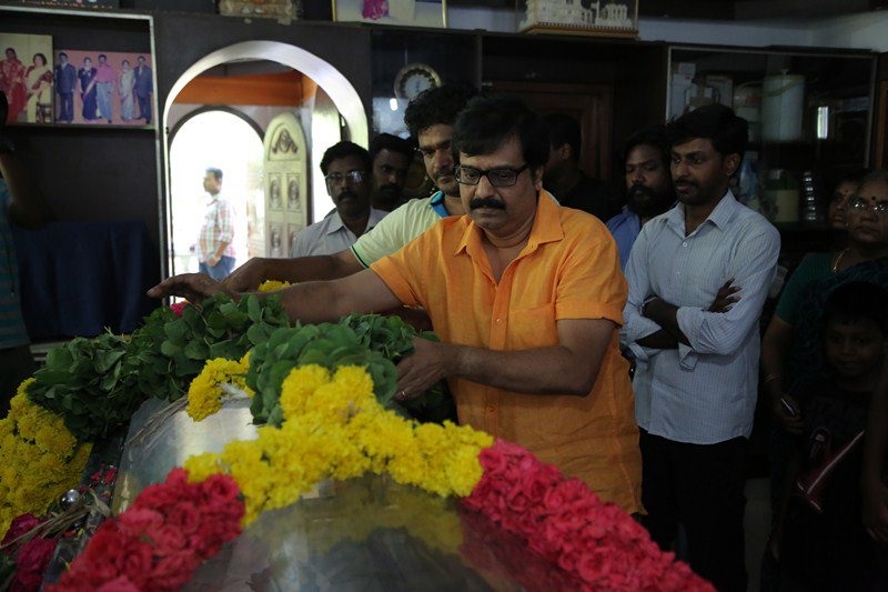 South Indian actor Vivek pay his last respect to Vinu Chakravarthy. Vishal,Karthi,Sivakumar,Soori,Vivek,Napoleon,Senthil,MS Bhaskar,Vinu Chakravarthy,Vinu Chakravarthy dead,vinu chakravarthy died,last respect to Vinu Chakravarthy