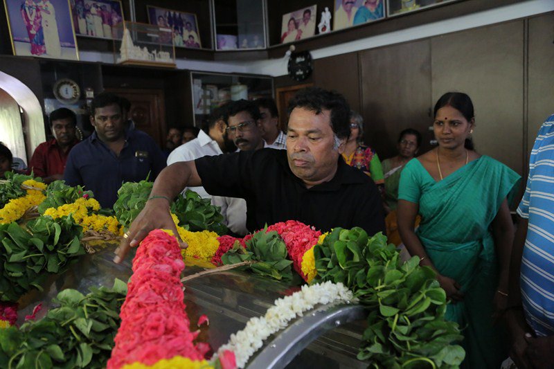 South Indian actor Vivek pay his last respect to Vinu Chakravarthy. Vishal,Karthi,Sivakumar,Soori,Vivek,Napoleon,Senthil,MS Bhaskar,Vinu Chakravarthy,Vinu Chakravarthy dead,vinu chakravarthy died,last respect to Vinu Chakravarthy