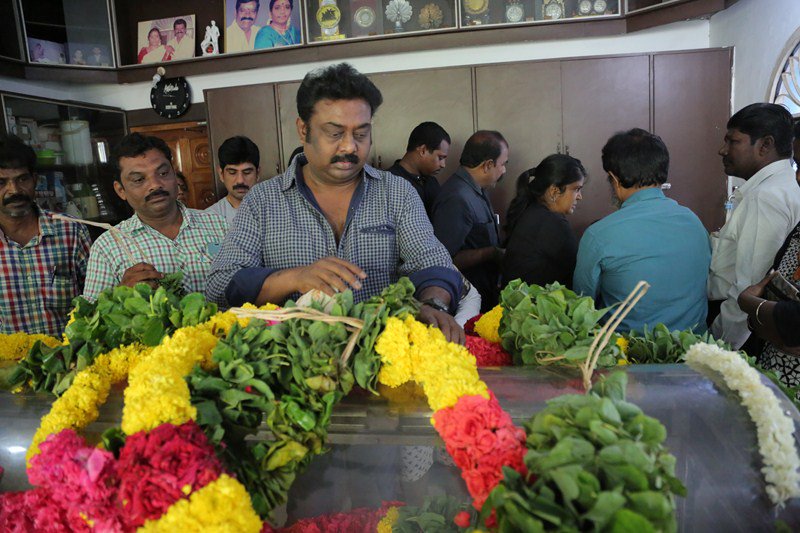 South Indian actor Saravanan pay his last respect to Vinu Chakravarthy. Vishal,Karthi,Sivakumar,Soori,Vivek,Napoleon,Senthil,MS Bhaskar,Vinu Chakravarthy,Vinu Chakravarthy dead,vinu chakravarthy died,last respect to Vinu Chakravarthy