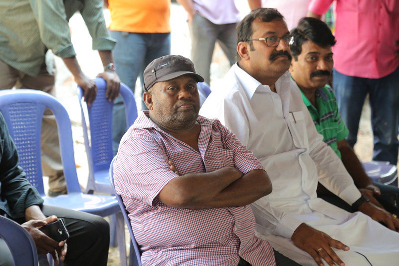 South Indian actor Senthil pay his last respect to Vinu Chakravarthy. Vishal,Karthi,Sivakumar,Soori,Vivek,Napoleon,Senthil,MS Bhaskar,Vinu Chakravarthy,Vinu Chakravarthy dead,vinu chakravarthy died,last respect to Vinu Chakravarthy