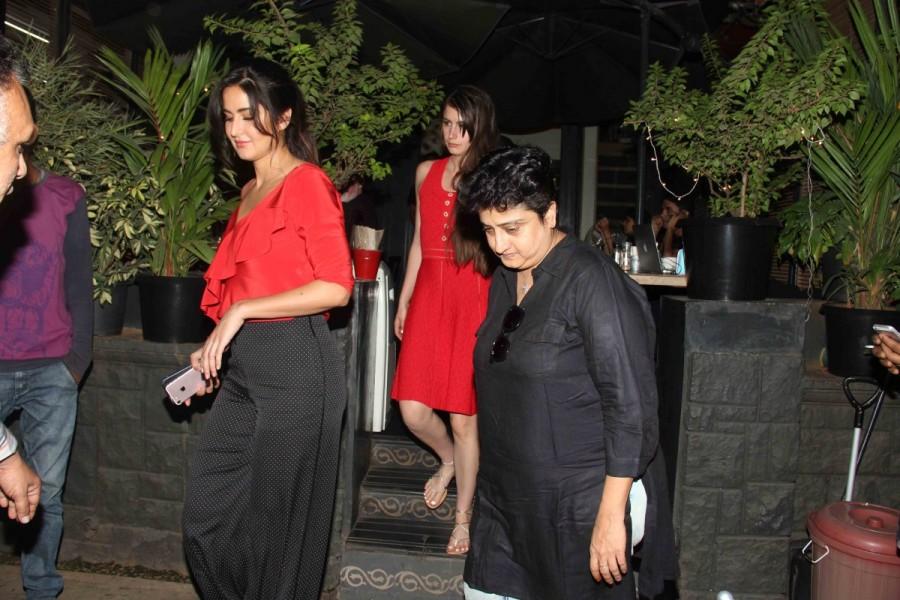 Bollywood actress Katrina Kaif enjoys a dinner outing with family in Bandra. Katrina Kaif,Katrina Kaif with family,Katrina Kaif family,Katrina Kaif pics,Katrina Kaif images,Katrina Kaif stills,Katrina Kaif pictures
