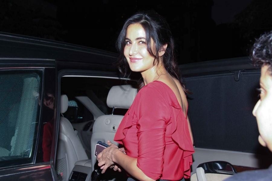 Bollywood actress Katrina Kaif enjoys a dinner outing with family in Bandra. Katrina Kaif,Katrina Kaif with family,Katrina Kaif family,Katrina Kaif pics,Katrina Kaif images,Katrina Kaif stills,Katrina Kaif pictures
