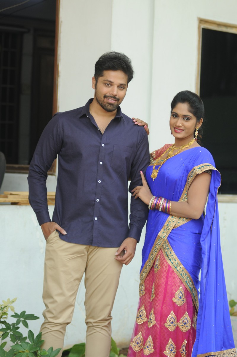 Inthalo Ennenni Vinthalo,Nandu,Sowmya Venugopal,Pooja Ramachandran,Inthalo Ennenni Vinthalo movie stills,Inthalo Ennenni Vinthalo movie pics,Inthalo Ennenni Vinthalo movie images,Inthalo Ennenni Vinthalo movie photos,Inthalo Ennenni Vinthalo movie picture