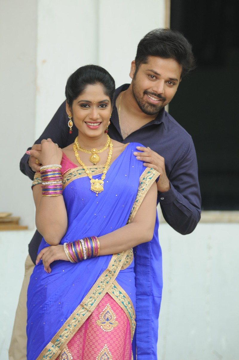 Inthalo Ennenni Vinthalo,Nandu,Sowmya Venugopal,Pooja Ramachandran,Inthalo Ennenni Vinthalo movie stills,Inthalo Ennenni Vinthalo movie pics,Inthalo Ennenni Vinthalo movie images,Inthalo Ennenni Vinthalo movie photos,Inthalo Ennenni Vinthalo movie picture