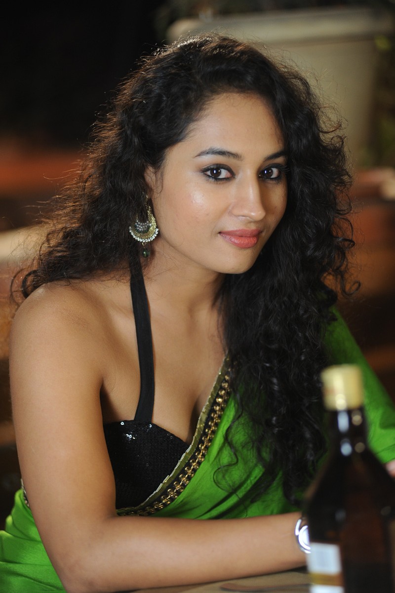 Inthalo Ennenni Vinthalo,Nandu,Sowmya Venugopal,Pooja Ramachandran,Inthalo Ennenni Vinthalo movie stills,Inthalo Ennenni Vinthalo movie pics,Inthalo Ennenni Vinthalo movie images,Inthalo Ennenni Vinthalo movie photos,Inthalo Ennenni Vinthalo movie picture