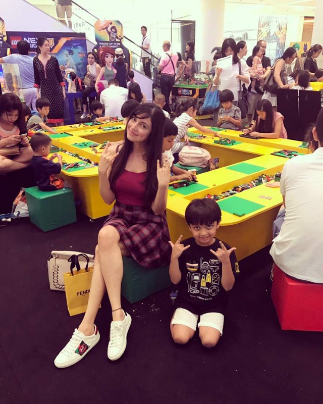 One such couple who loves jet setting off whenever they get some time off from their hectic schedule is Bhushan Kumar and Divya Khosla Kumar! Bhushan Kumar & Divya Khosla Kumar,Bhushan Kumar,Divya Khosla Kumar