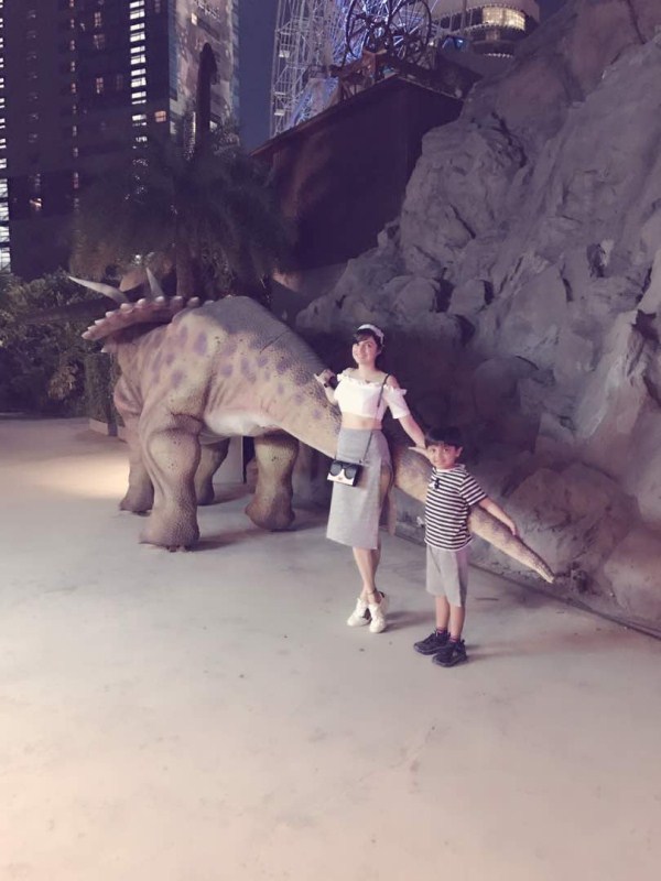 Bollywood's power couple, Bhushan Kumar & Divya Khosla Kumar spotted holidaying in Bangkok. Bhushan Kumar & Divya Khosla Kumar,Bhushan Kumar,Divya Khosla Kumar