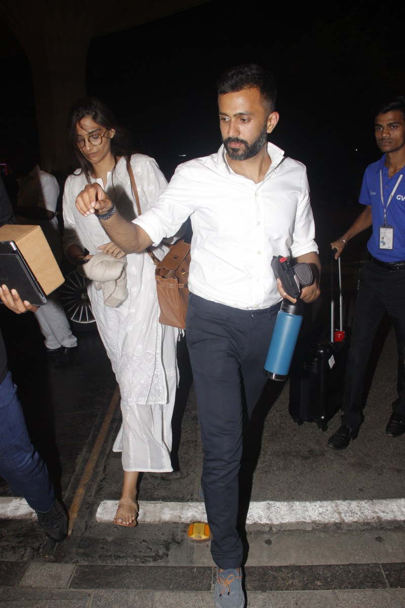 Bollywood actress Sonam Kapoor and rumoured boyfriend Anand Ahuja head to Delhi together. Sonam Kapoor,Sonam Kapoor and Anand Ahuja,Sonam Kapoor and rumoured boyfriend Anand Ahuja