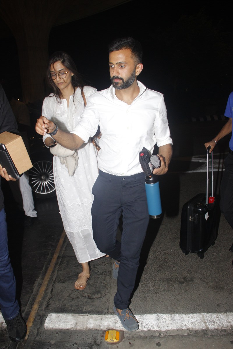 Bollywood actress Sonam Kapoor and rumoured boyfriend Anand Ahuja head to Delhi together. Sonam Kapoor,Sonam Kapoor and Anand Ahuja,Sonam Kapoor and rumoured boyfriend Anand Ahuja