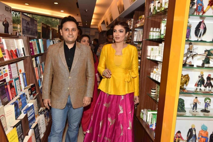 The trailer launch of this much anticipated book will take place on 16th May, while Amish’s fan will finally get a chance to grab their copies on the day of the book launch to be held on 29th May in Mumbai. Amish and Raveena Tandon,Raveena Tandon,Sita- Warrior of Mithila,Ram Chandra series