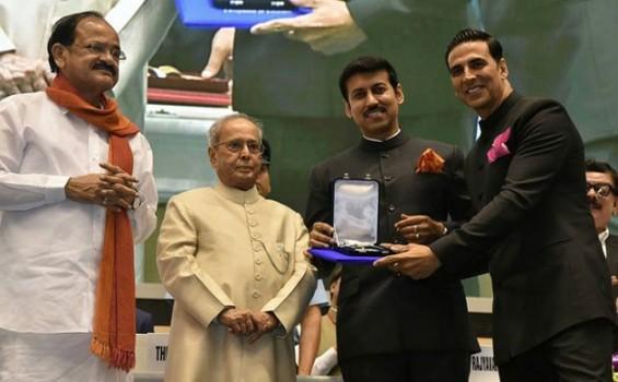Actor Akshay Kumar receive Special Jury Award for Munthirivallikal Thalirkkumbol, Janatha Garage & Pulimurugan at 64th National Film Awards.