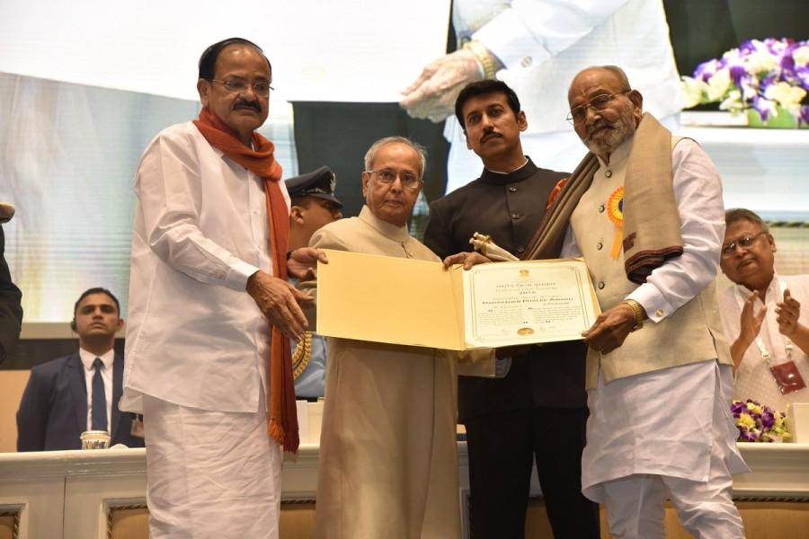 Veteran filmmaker K Viswanath was honoured with Dadasaheb Phalke Award at 64th National Film Awards 2016. National Film Awards 2017,National Film Awards,K Viswanath,Mohanlal,Akshay Kumar,Sonam Kapoor,Mohanlal,Pranab Mukherjee,President Pranab Mukherjee