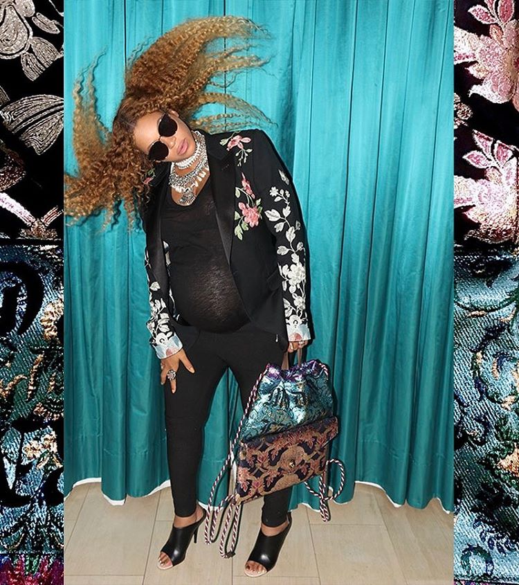 Pregnant Beyonce shows off her growing baby bump. Pregnant Beyonce,Beyonce,Beyonce pregnant,Beyonce baby bump,Beyonce baby bump pics,Beyonce baby bump images,Beyonce baby bump stills,Beyonce baby bump pictures,Beyonce baby bump photos
