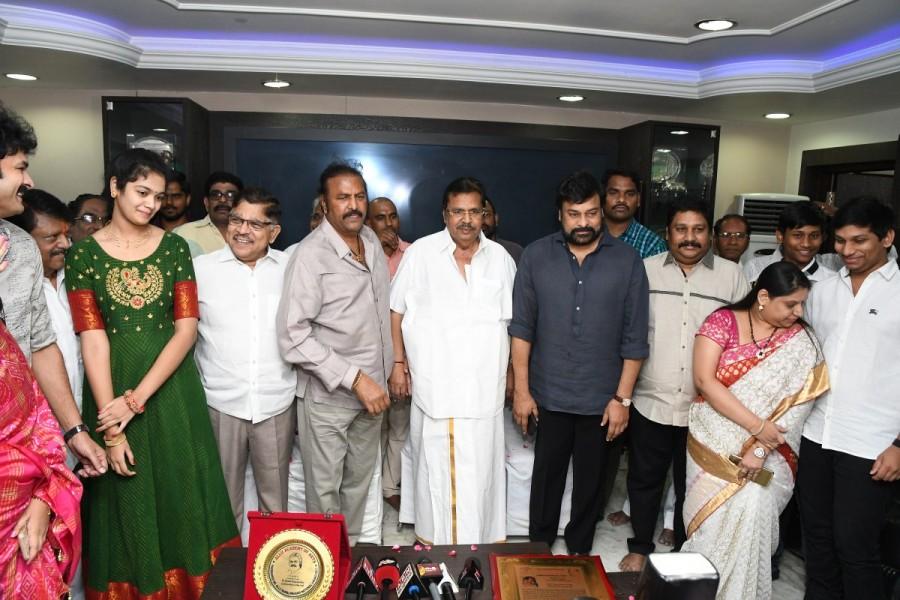 Megastar Chiranjeevi presents Allu Ramalingaiah award to Dasari Narayana Rao. Celebs like Mohan Babu and Allu Aravind graced the event. Megastar Chiranjeevi,Chiranjeevi,Allu Ramalingaiah,Allu Ramalingaiah award,Dasari Narayana Rao,Mohan Babu,Allu Aravind