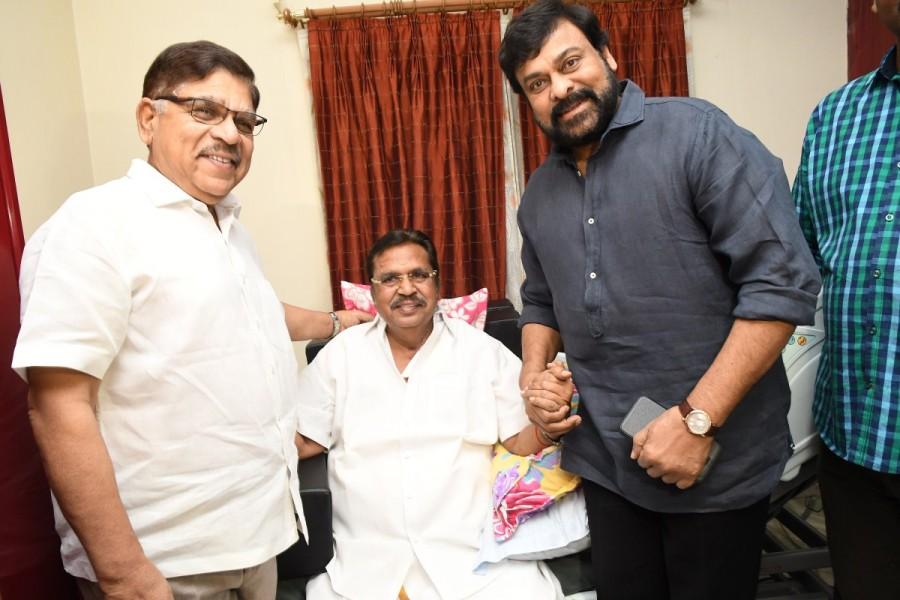 Megastar Chiranjeevi presents Allu Ramalingaiah award to Dasari Narayana Rao. Celebs like Mohan Babu and Allu Aravind graced the event. Megastar Chiranjeevi,Chiranjeevi,Allu Ramalingaiah,Allu Ramalingaiah award,Dasari Narayana Rao,Mohan Babu,Allu Aravind