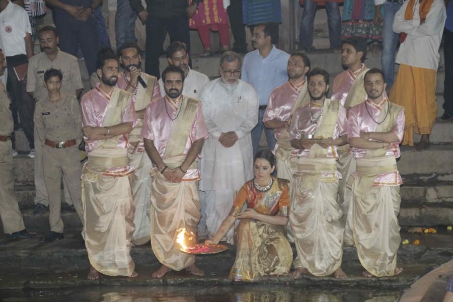 Actress Kangana Ranaut on Thursday performed the Ganga Aarti here and unveiled a poster of her upcoming film "Manikarnika - The Queen Of Jhansi", which is slated to release in April 2018. Dressed in a gold nauvari saree by ace designer Sabyasachi Mukherjee and a tangerine brocade blouse, Kangana performed the aarti and took dips in the river at the "Dashaswmedha Ghat". Kangana Ranaut,Kangana Ranaut performs Ganga Aarti,.Ganga Aarti,Manikarnika,Varanasi,Manikarnika - The Queen Of Jhansi,Actress Kangana Ranaut,Bollywood Actress Kangana Ranaut
