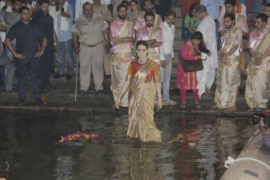 While taking dip in the Ganga, Kangana was heard chanting: "Har Har Mahadev". The 30-year-old actress will be seen playing the role of Rani Laxmi Bai in the upcoming film, directed by Krish. She says she feels blessed to start the movie with the blessing of Lord Shiva. "After coming on board to this project I'm feeling like I've achieved something very big in this movie...," Kangana said. Kangana Ranaut,Kangana Ranaut performs Ganga Aarti,.Ganga Aarti,Manikarnika,Varanasi,Manikarnika - The Queen Of Jhansi,Actress Kangana Ranaut,Bollywood Actress Kangana Ranaut
