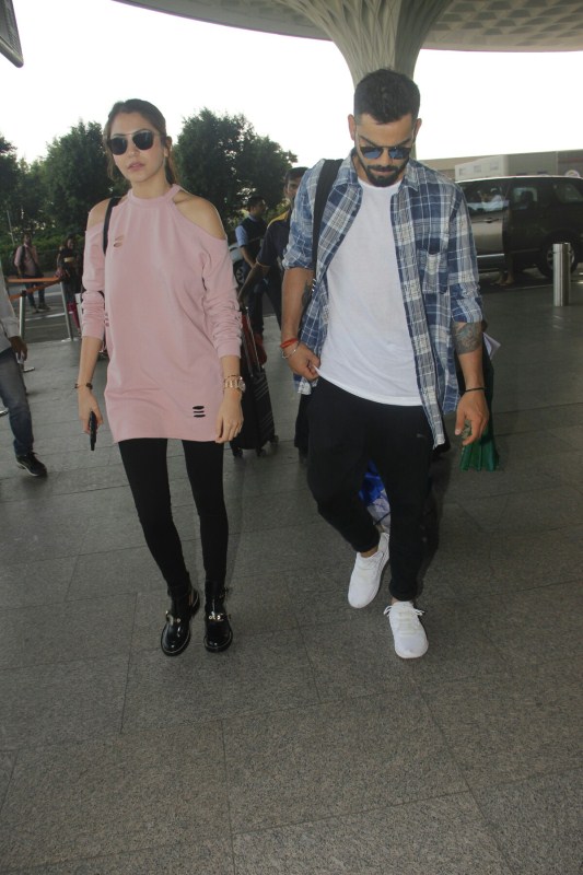 Love Birds Virat Kohli and Anushka Sharma spotted at Mumbai Airport. Virat Kohli and Anushka Sharma,Virat Kohli,Anushka Sharma,Virat Kohli and Anushka Sharma pics,Virat Kohli and Anushka Sharma images,Virat Kohli and Anushka Sharma stills,Virat Kohli and Anushka Sharma pictures,Virat Kohli and Anushka Sharma photos