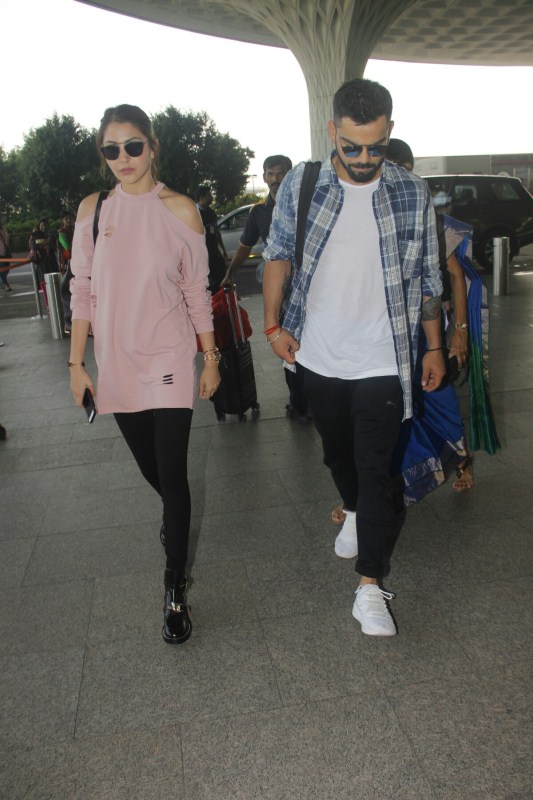 Love Birds Virat Kohli and Anushka Sharma spotted at Mumbai Airport. Virat Kohli and Anushka Sharma,Virat Kohli,Anushka Sharma,Virat Kohli and Anushka Sharma pics,Virat Kohli and Anushka Sharma images,Virat Kohli and Anushka Sharma stills,Virat Kohli and Anushka Sharma pictures,Virat Kohli and Anushka Sharma photos
