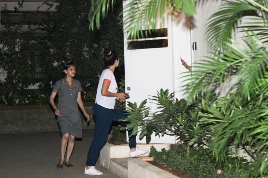 Bollywood actress Katrina Kaif spotted at Dr. Jamuna Pai skin clinic in Bandra. Katrina Kaif,actress Katrina Kaif,Katrina Kaif spotted at Dr. Jamuna Pai skin clinic,Dr. Jamuna Pai skin clinic,Katrina Kaif new pics,Katrina Kaif new images,Katrina Kaif new stills,Katrina Kaif new pictures,Katrina Kaif new photos