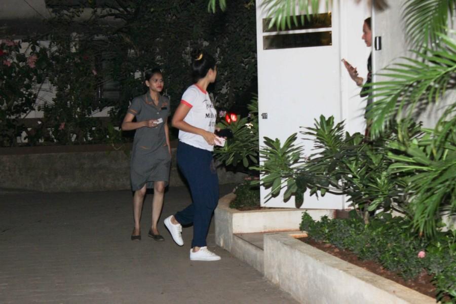 Bollywood actress Katrina Kaif spotted at Dr. Jamuna Pai skin clinic in Bandra. Katrina Kaif,actress Katrina Kaif,Katrina Kaif spotted at Dr. Jamuna Pai skin clinic,Dr. Jamuna Pai skin clinic,Katrina Kaif new pics,Katrina Kaif new images,Katrina Kaif new stills,Katrina Kaif new pictures,Katrina Kaif new photos