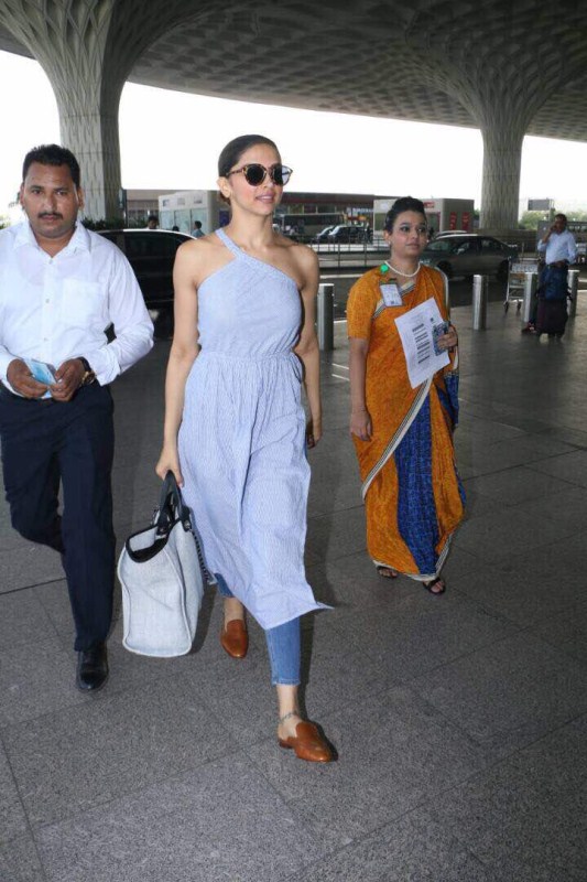 Deepika Padukone Spotted At Mumbai Airport - Photos,Images,Gallery - 65515