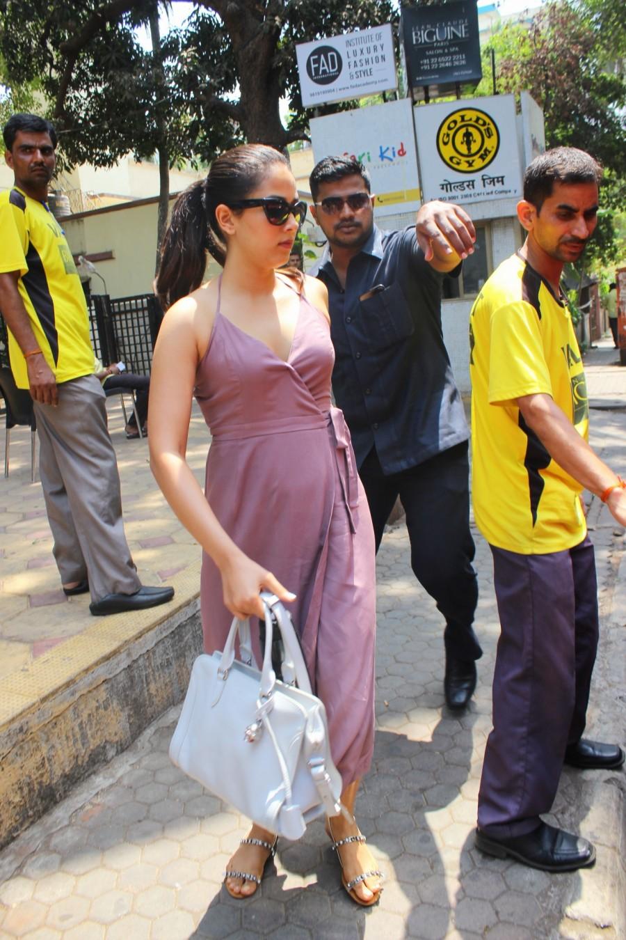Shahid Kapoor's wife Mira Rajput spotted at The Kitchen Garden in Bandra. Mira Rajput,Shahid Kapoor's wife Mira Rajput,Shahid Kapoor,Shahid Kapoor wife,Mira Rajput spotted at The Kitchen Garden,Mira Rajput pics,Mira Rajput images,Mira Rajput stills,Mira Rajput pictures,Mira Rajput photos