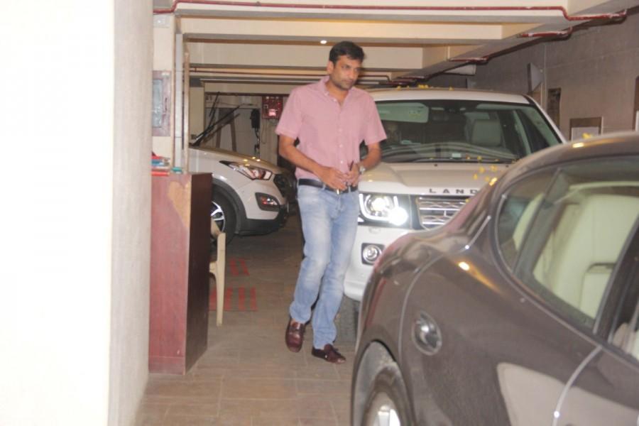 Bollywood actress Karisma Kapoor spotted with rumoured boyfriend Sandeep Toshniwal at Kareena Kapoor's house. Karisma Kapoor,Karisma kapoor boyfriend,Karisma Kapoor boyfriend Sandeep Toshniwal,Sandeep Toshniwal,Kareena Kapor,Kareena Kapor house