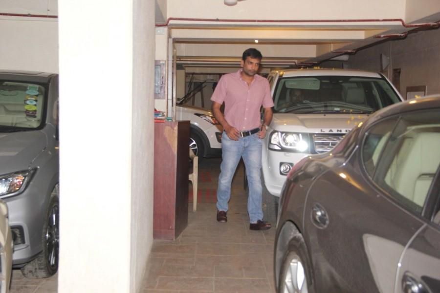 Bollywood actress Karisma Kapoor spotted with rumoured boyfriend Sandeep Toshniwal at Kareena Kapoor's house. Karisma Kapoor,Karisma kapoor boyfriend,Karisma Kapoor boyfriend Sandeep Toshniwal,Sandeep Toshniwal,Kareena Kapor,Kareena Kapor house