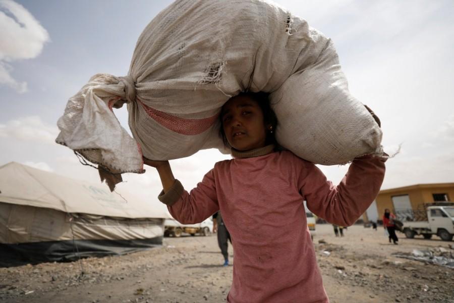 An internally displaced Syrian girl who fled Raqqa city carries a bag on her head inside a camp in Ain Issa, Raqqa Governorate, Syria May 2, 2017. Raqqa assault,Residents flee Islamic State,Islamic State,Raqqa,Syrian Democratic Forces