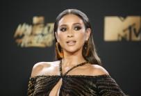 Shay Mitchell looks Stunning at 2017 MTV movie Award.