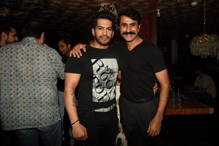 The bash saw the entire cast & crew including Manish Goswami, Kanwaljit Singh, Chetanya Adib, Jiten Lalwani, Jaswinder Gardner, Amit Tandon, Navneet Nishan, Anju Jadhav, Abhishek Bajaj, Ritu Vashisht, Aslam Khan party the night away. Manish Goswami,Kanwaljit Singh,Chetanya Adib,Jiten Lalwani,Jaswinder Gardner,Amit Tandon,Navneet Nishan,Anju Jadhav,Abhishek Bajaj,Ritu Vashisht,Aslam Khan,Dil Deke Dekho,Dil Deke Dekho Success bash