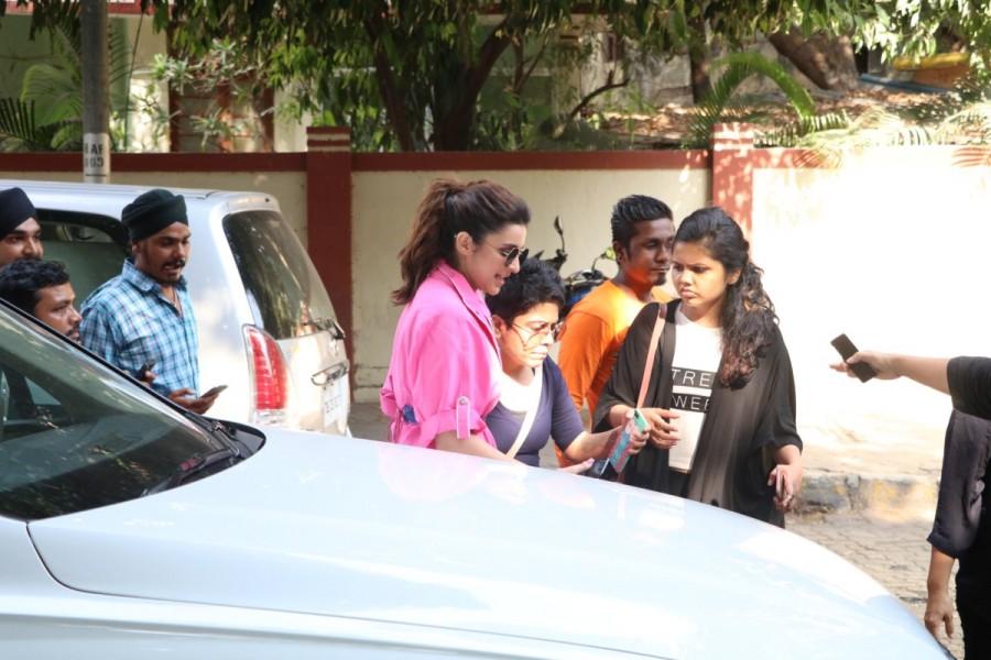 Bollywood actress Parineeti Chopra spotted at Cuckoo club. Ayushman Khurana and Parineeti Chopra,Ayushman Khurana,Parineeti Chopra,Ayushman Khurana spotted at Cuckoo club,Parineeti Chopra spotted at Cuckoo club,Ayushman Khurana at Cuckoo club,Parineeti Chopra at Cuckoo club,Cuckoo club