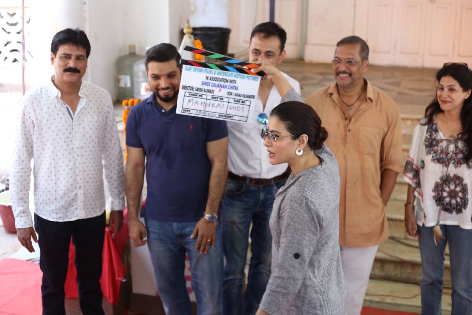 Kajol,actress Kajol,Ajay Devgn,Nana Patekar,Kajol gives the clap for Ajay Devgn,Kajol Gave the Clap for Nana Patekar's film,Suhas Gujarati,Satish Rajwade,Abhinav Shuklaa
