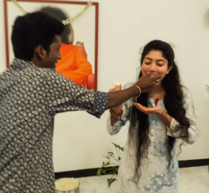 South Indian actress Sai Pallavi celebrates her Birthday with sister Pooja Kannan and Kara Team. Sai Pallavi,Sai Pallavi birthday,Sai Pallavi birthday celebrations,Sai Pallavi birthday celebration,Sai Pallavi birthday celebration pics,Sai Pallavi birthday celebration images,Sai Pallavi birthday celebration stills,Sai Pallavi birthday celebration pict