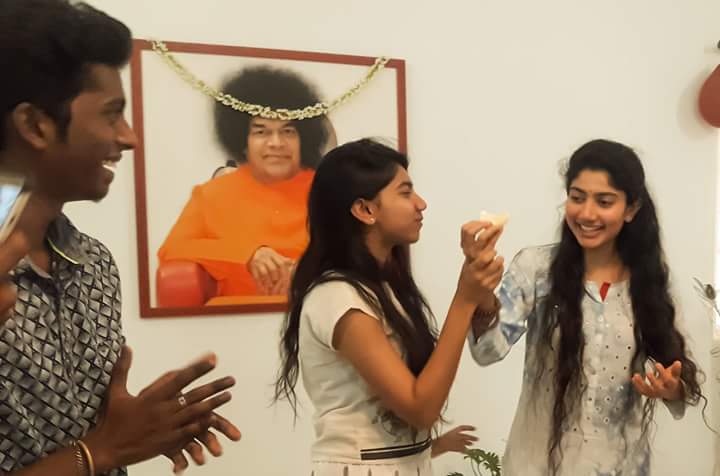 South Indian actress Sai Pallavi celebrates her Birthday with sister Pooja Kannan and Kara Team. Sai Pallavi,Sai Pallavi birthday,Sai Pallavi birthday celebrations,Sai Pallavi birthday celebration,Sai Pallavi birthday celebration pics,Sai Pallavi birthday celebration images,Sai Pallavi birthday celebration stills,Sai Pallavi birthday celebration pict