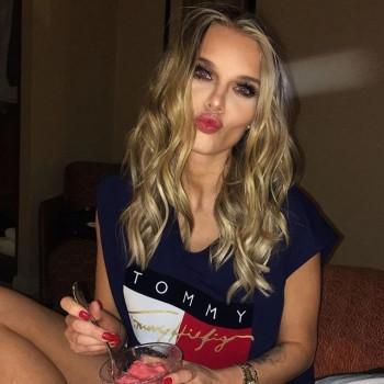 Coronation Street star Helen Flanagan wows with Instagram picture.